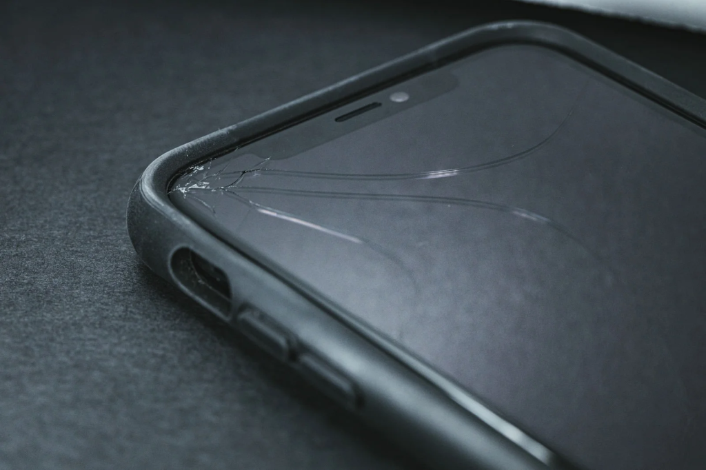 スマホが少し画面割れした際は修理すべき？割れた際のリスクや今後の予防策を徹底解説！