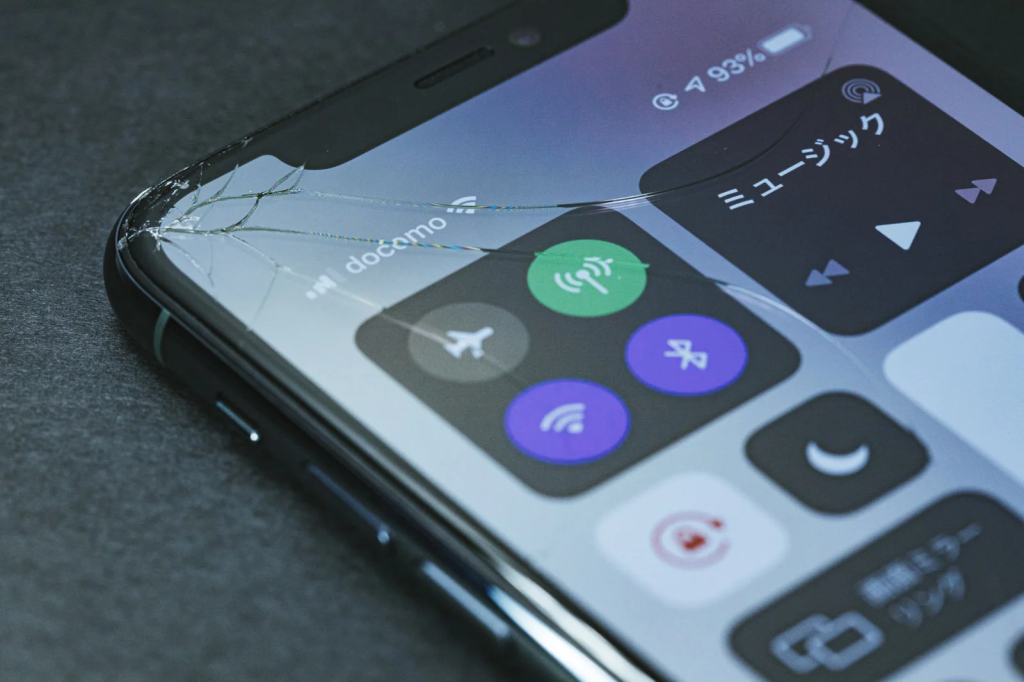 スマホが少し画面割れした際は修理すべき？割れた際のリスクや今後の予防策を徹底解説！