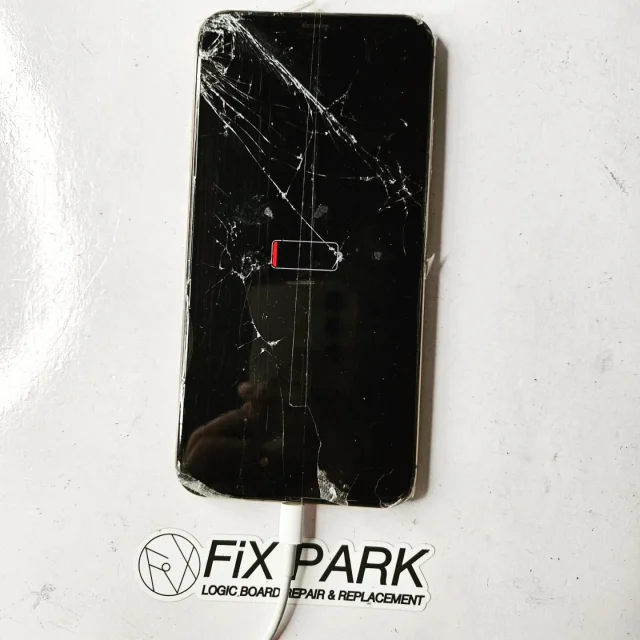 iPhoneの背面ガラス(バックガラス)修理が安い!! | FiX PARK iPhoneの背面ガラス(バックガラス)修理が安い!! | FiX PARK