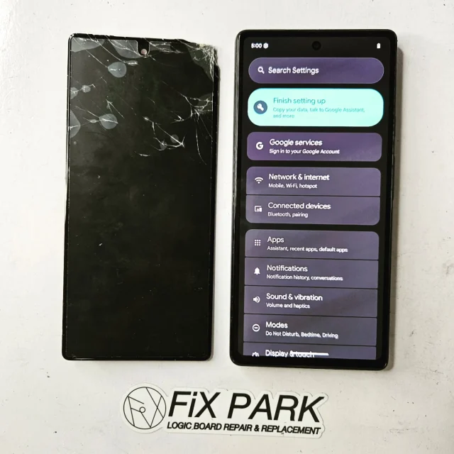 ブラック スマートフォン 背面ひび割れあり スマホの背面が割れたら修理は必要？割れたときの応急処置などを